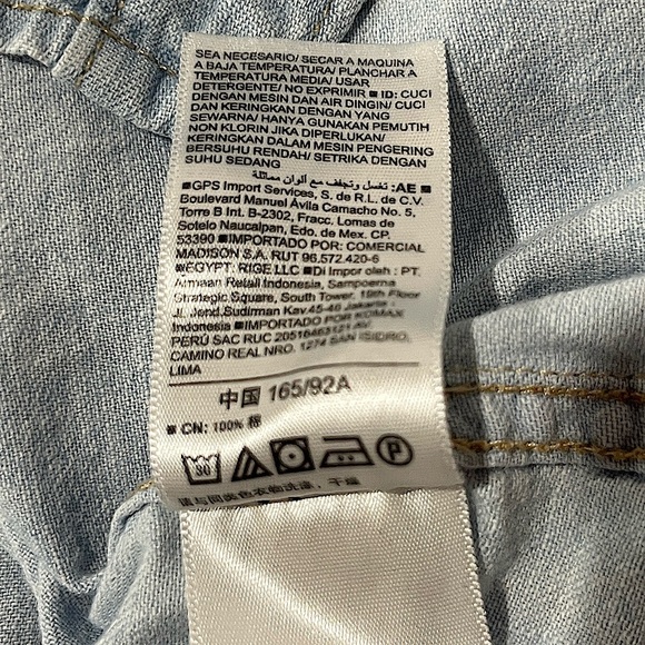 Women's Old Navy The Classic Shirt Light Wash Denim/Chambray Size Medium - Picture 4 of 7